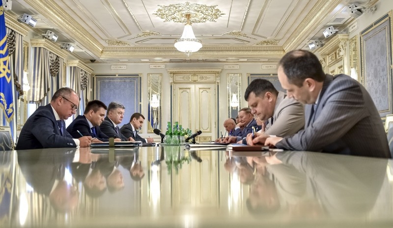 Порошенко назвал условие проведения местных выборов на Донбассе