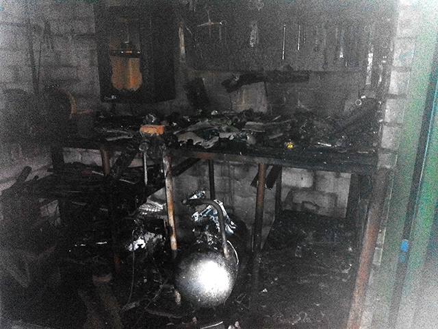 На Николаевщине горел гараж: спасатели вовремя вынесли газовый баллон