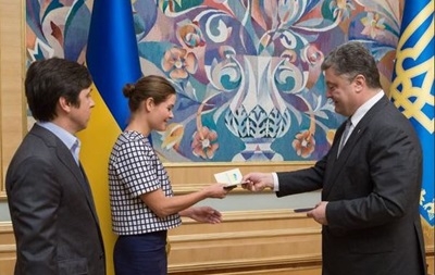 Порошенко дал украинское гражданство двум россиянам