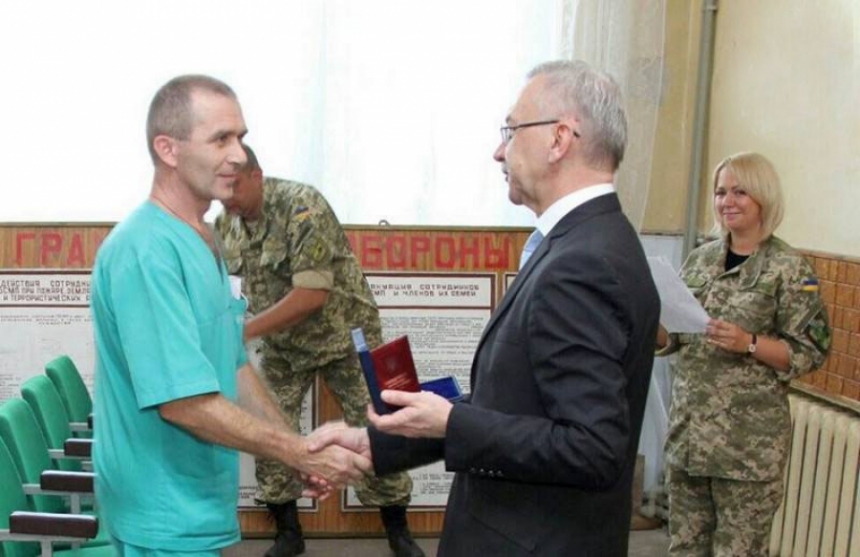 Николаевский врач военного госпиталя в Мариуполе получил награду от Министра обороны Украины