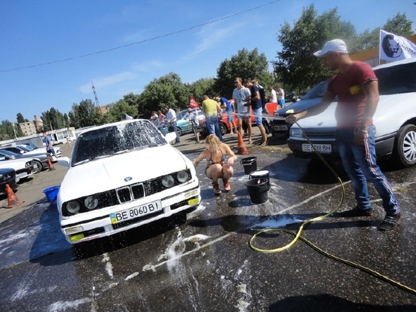 В Николаеве организовали \"эротическую мойку авто\". ФОТО