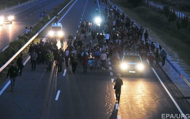 В Венгрии сотни мигрантов прорвали полицейский кордон и двигаются в сторону Будапешта