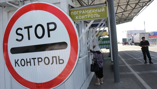 Российские пограничники вернули задержанным украинским десантникам изъятые у них "кавун" и сало