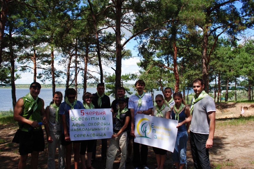 Молодые николаевские экологи провели субботник на маяке