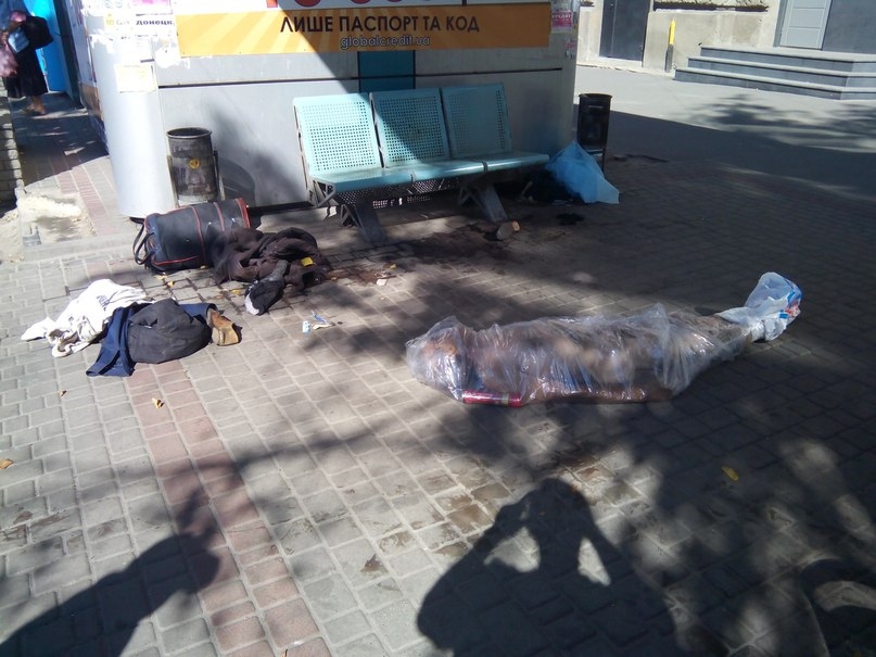 В Харькове на вокзале среди мусора обнаружен труп. ФОТО 18+