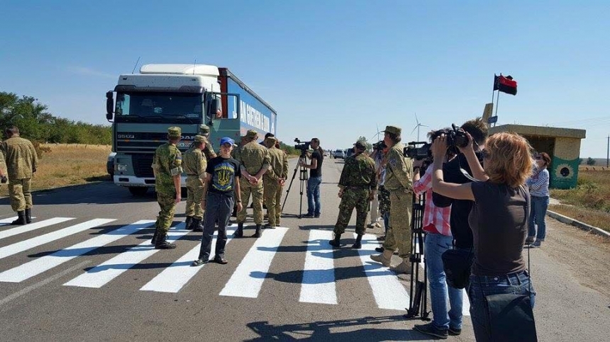 Как николаевские активисты блокировали товарный поток на Крым. ФОТОРЕПОРТАЖ