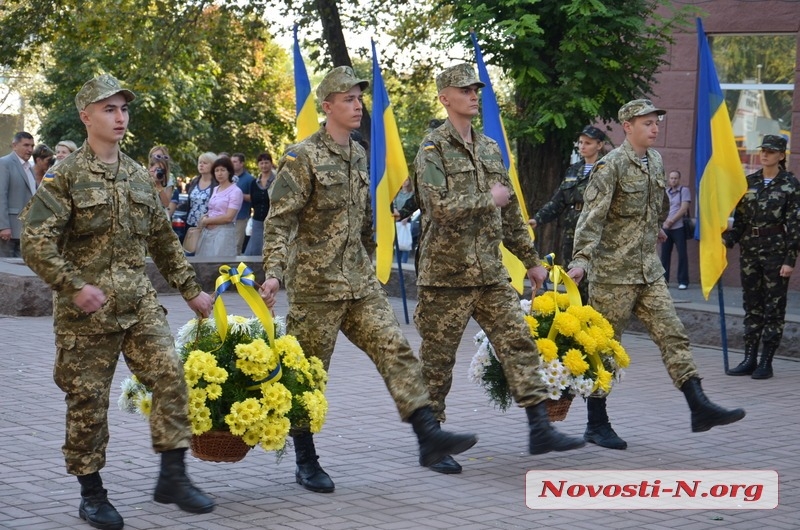 Николаевцы возложили цветы к памятнику подпольщику Лягину