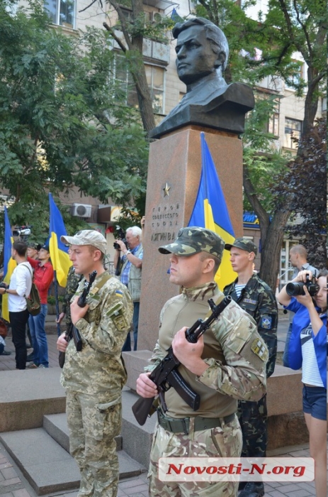 Николаевцы возложили цветы к памятнику подпольщику Лягину