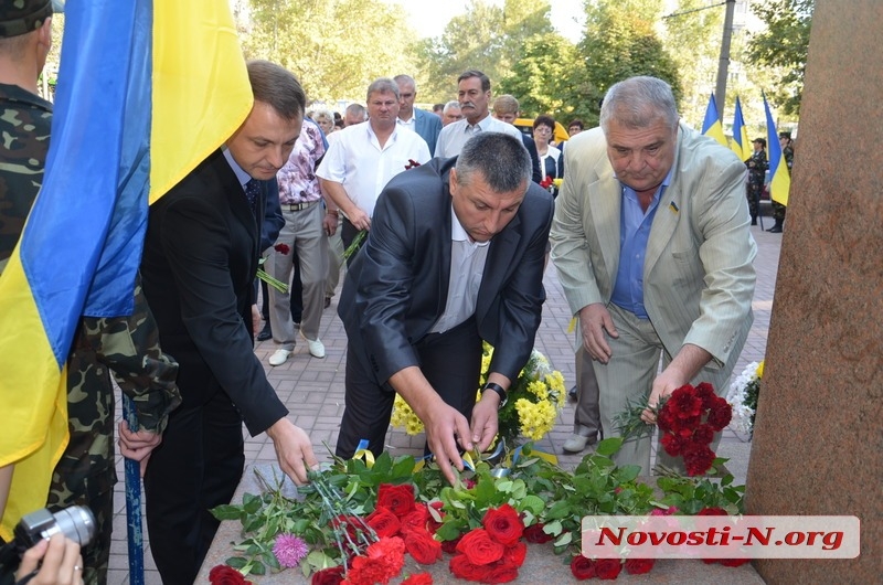 Николаевцы возложили цветы к памятнику подпольщику Лягину