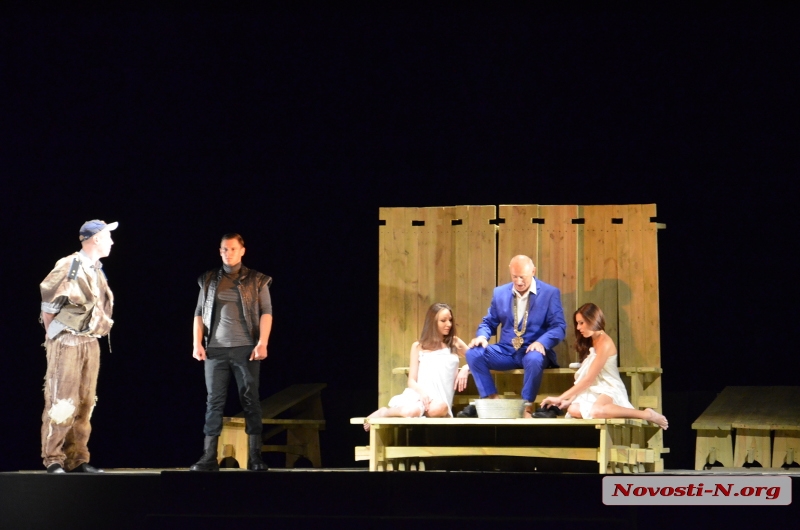 На сцене Николаевкого русского театра состоялся допремьерный показ спектакля «Дракон»