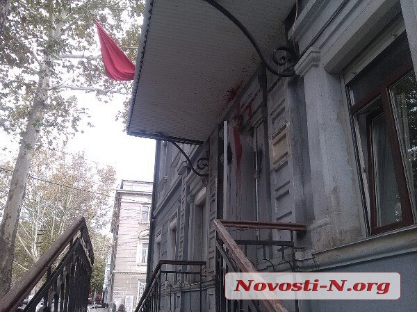 В Николаеве штаб коммунистов забросали краской
