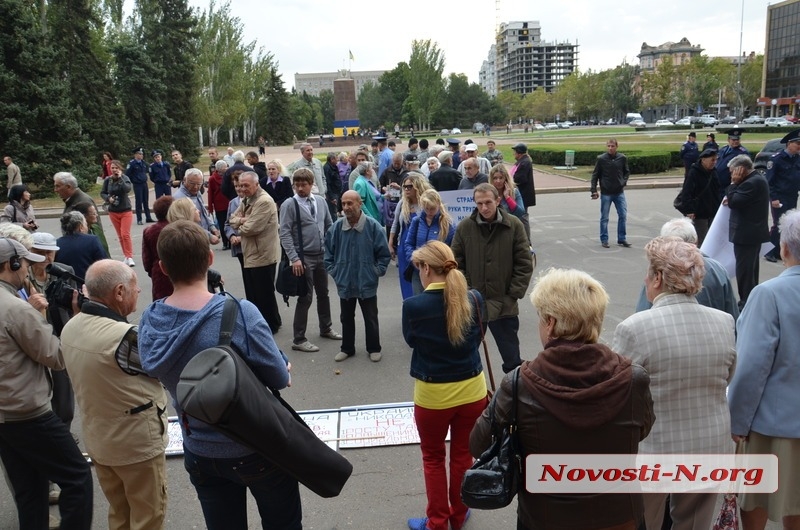 В Николаеве коммунисты под выкрики «Правого сектора» митингуют у горисполкома. ФОТО