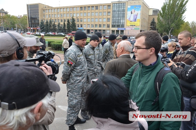 В Николаеве коммунисты под выкрики «Правого сектора» митингуют у горисполкома. ФОТО