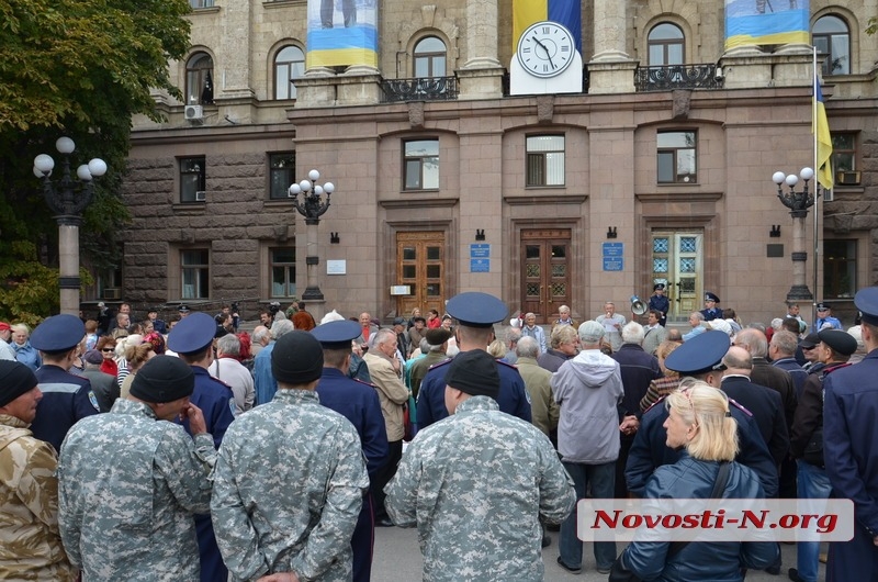 В Николаеве коммунисты под выкрики «Правого сектора» митингуют у горисполкома. ФОТО