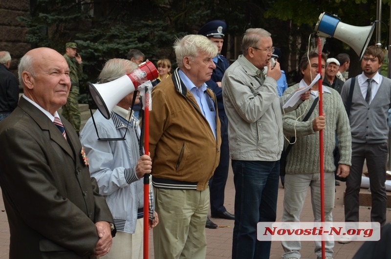 В Николаеве коммунисты под выкрики «Правого сектора» митингуют у горисполкома. ФОТО