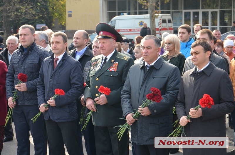 В Николаеве ко Дню защитника возложили цветы к мемориалу ольшанцам