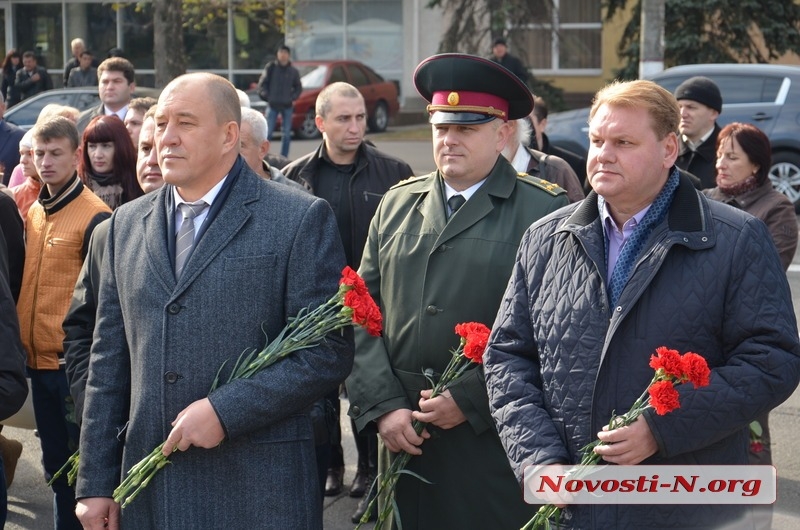 В Николаеве ко Дню защитника возложили цветы к мемориалу ольшанцам