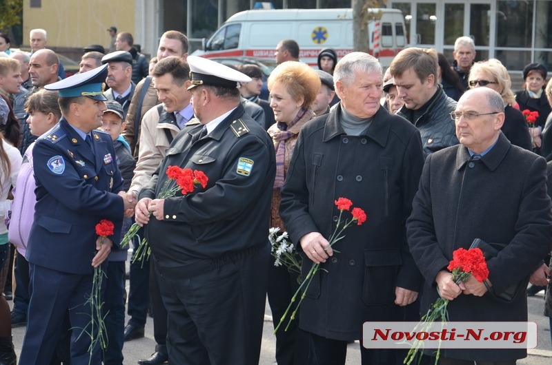 В Николаеве ко Дню защитника возложили цветы к мемориалу ольшанцам