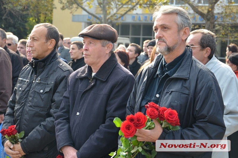 В Николаеве ко Дню защитника возложили цветы к мемориалу ольшанцам