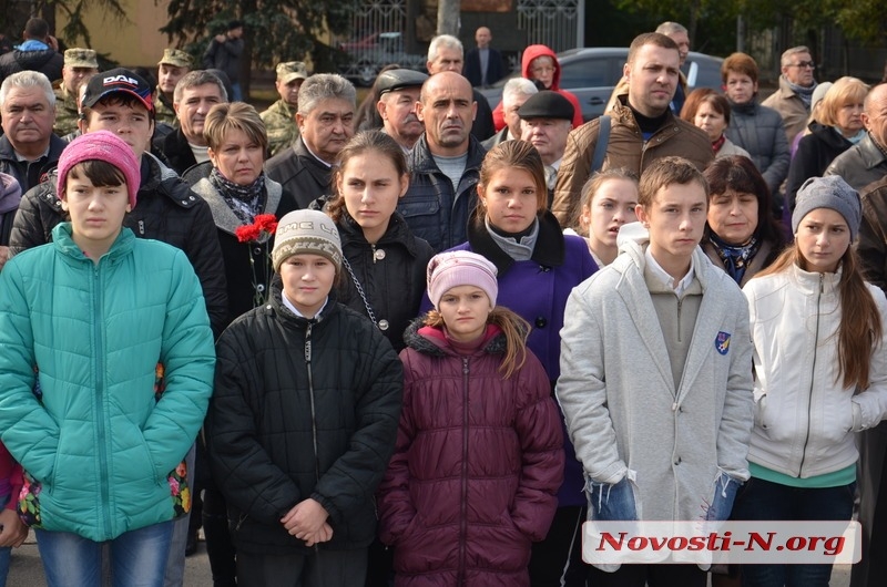 В Николаеве ко Дню защитника возложили цветы к мемориалу ольшанцам