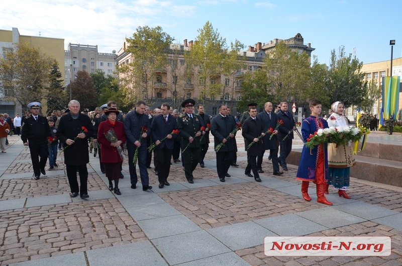 В Николаеве ко Дню защитника возложили цветы к мемориалу ольшанцам