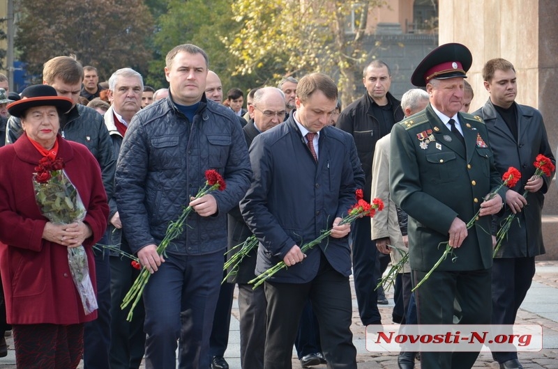 В Николаеве ко Дню защитника возложили цветы к мемориалу ольшанцам