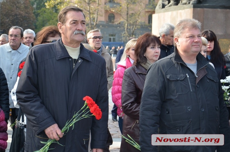 В Николаеве ко Дню защитника возложили цветы к мемориалу ольшанцам