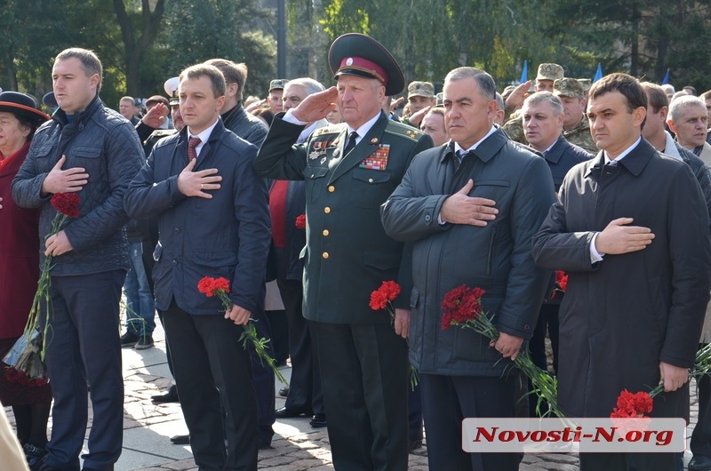 В Николаеве ко Дню защитника возложили цветы к мемориалу ольшанцам