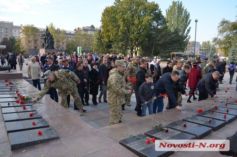 В Николаеве ко Дню защитника возложили цветы к мемориалу ольшанцам