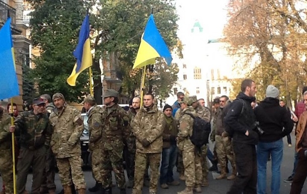 Под АП в Киеве бойцы просят украинское гражданство 