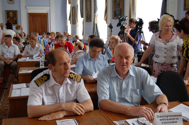 Василий Капацына - в первом ряду слева