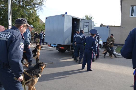 Николаевские правоохранители отрабатывали алгоритм действий при нестандартных ситуациях. ФОТО