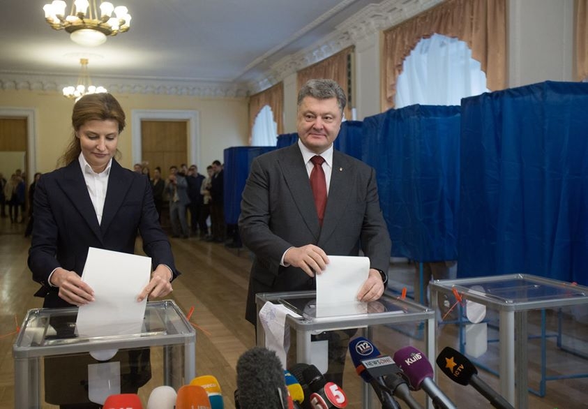 «Эти выборы должны завершить перезагрузку власти», - Порошенко проголосовал 