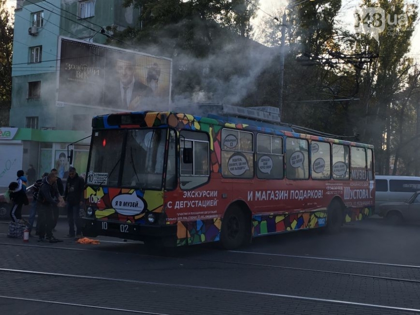 В Одессе на ходу загорелся троллейбус. ФОТО