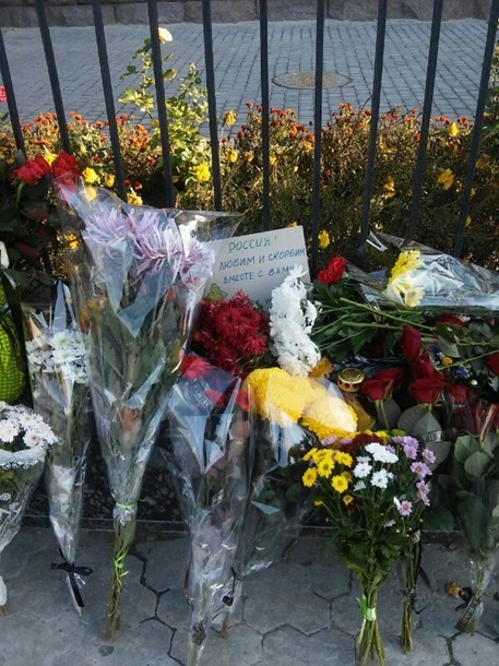 В Киеве несут цветы к посольству РФ в связи с крушением Airbus321. ФОТО