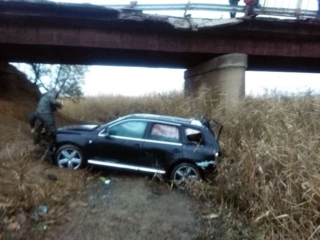 Автомобиль упал в реку