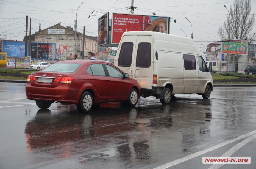 Микроавтобус легковой автомобиль