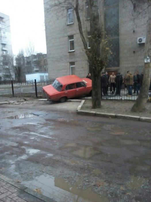 Николаевский студент на «Жигулях» снес забор и припарковался на скамейке. ФОТО