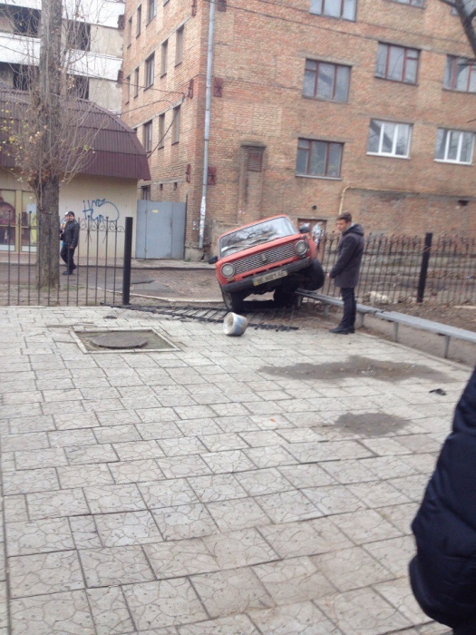 Николаевский студент на «Жигулях» снес забор и припарковался на скамейке. ФОТО