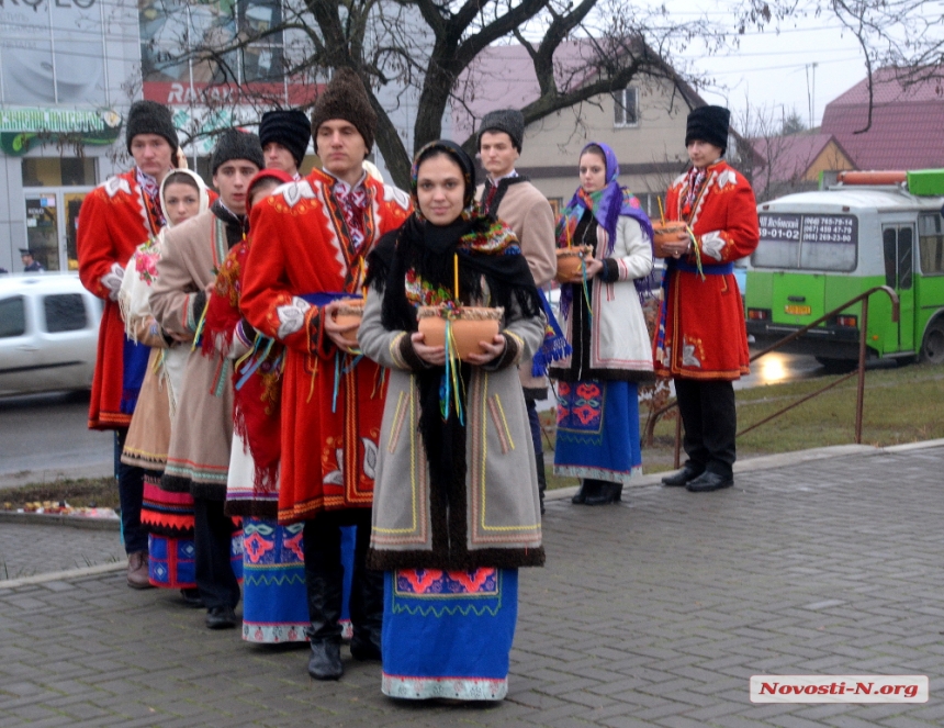 Как в Николаеве почтили память жертв Голодомора. ФОТОРЕПОРТАЖ