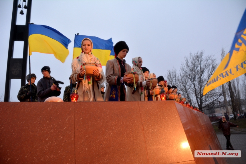 Как в Николаеве почтили память жертв Голодомора. ФОТОРЕПОРТАЖ