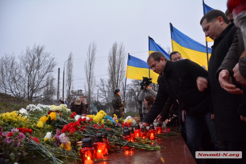 Как в Николаеве почтили память жертв Голодомора. ФОТОРЕПОРТАЖ