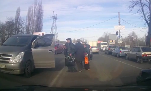 В Николаеве водитель побил пешехода, который переходил дорогу в неположенном месте и едва не угодил по колеса. ВИДЕО