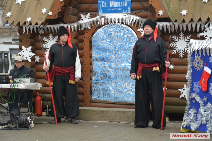 Святой Николай проехался по Николаеву на «Мерседесе» с откидным верхом