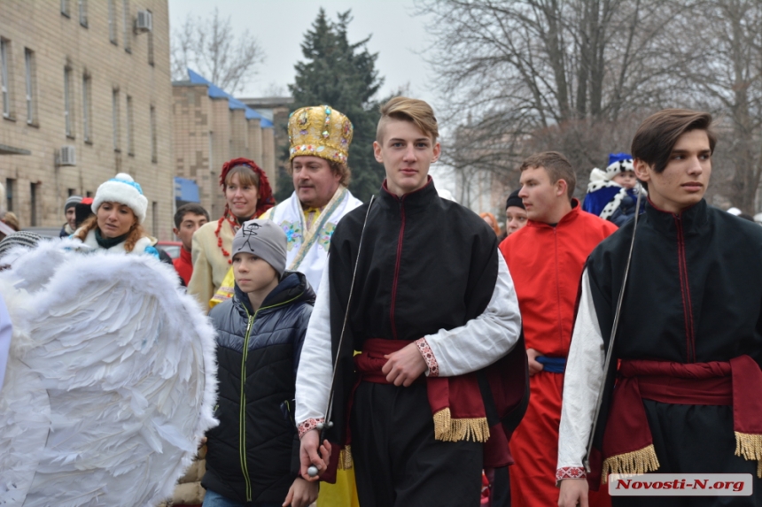 Святой Николай проехался по Николаеву на «Мерседесе» с откидным верхом