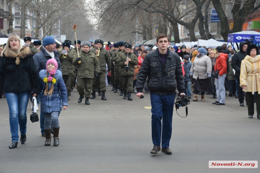 Святой Николай проехался по Николаеву на «Мерседесе» с откидным верхом