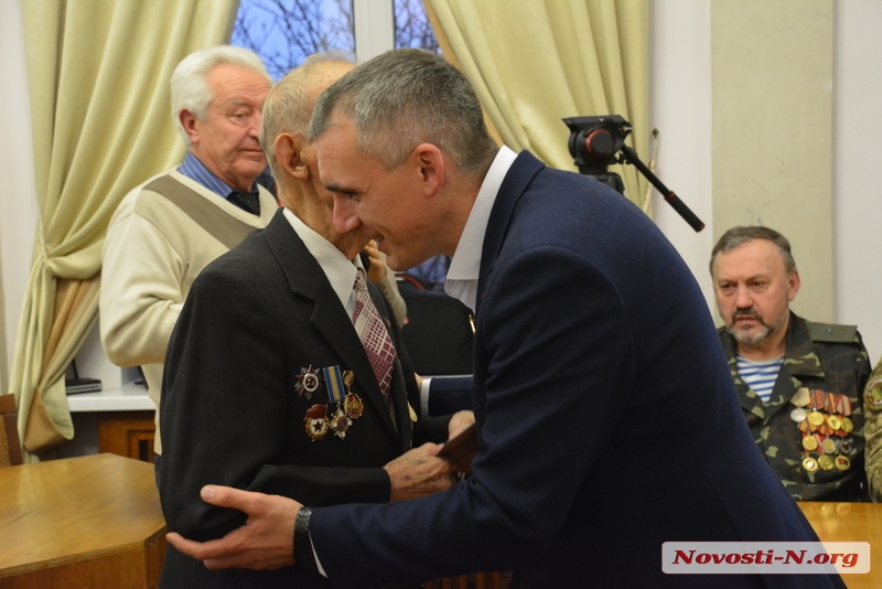 «Медали нашли своих героев»: в Николаеве вручили памятные награды участникам боевых действий