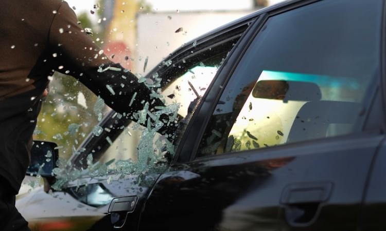 Какое наказание и что делать, если разбили окна автомобиля на дороге или во дворе? Взыскание ущерба