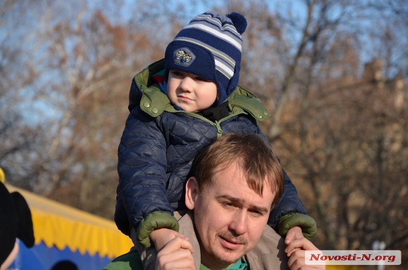 Спайдермен, зайцы и ростовые куклы: как в «Сказке» елку открывали. ФОТОРЕПОРТАЖ