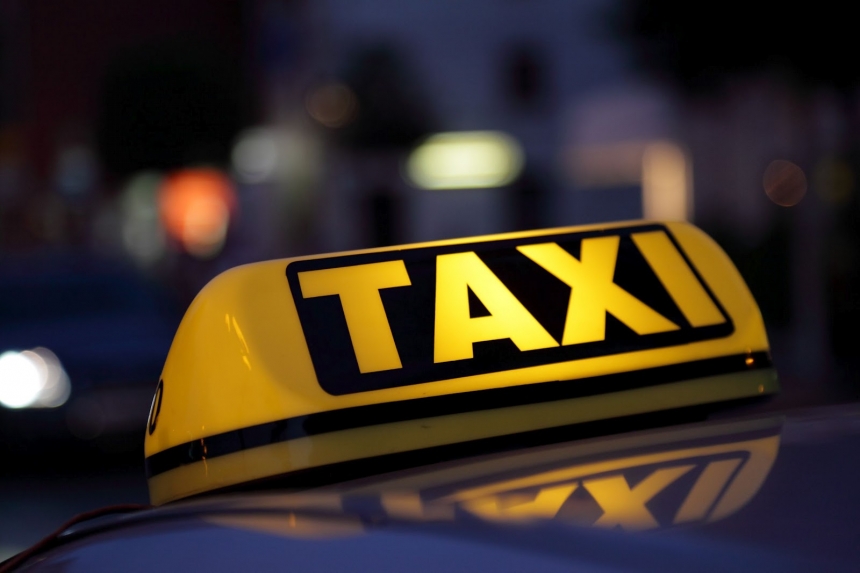 Как ездят в Николаеве: таксист на «встречке»